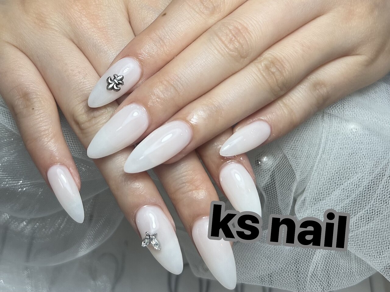 ホワイトワンカラー 2026年冬トレンド】ホワイト ワンカラーのネイルデザイン集｜人気順