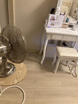 夢みるよもぎ蒸し 成増店/扇風機とドレッサー