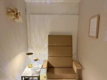 ユオン(yuon)の写真/【贅沢プライベート空間】足先まで温まる特製ヒノキチェア♪周りを気にせず心からリラックスできる時間を。