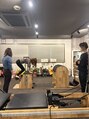 ウィルピラティス(W1L×Pilates) ピラティススクールの様子です。みんなで笑いながらお勉強します