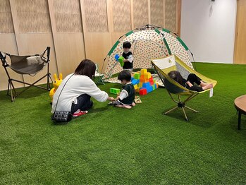 栄光治院 岡崎南院/人工芝のキッズスペース完備！