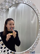 ホワイトニングショップ 府中店/6　歯の表面にジェルを塗布