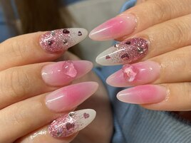 スカルプにピンクのチークネイル