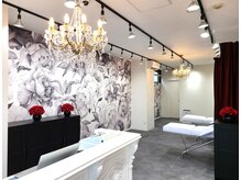 ミューズ 成田店(MUSE)/白と黒と赤を基調とした内装3