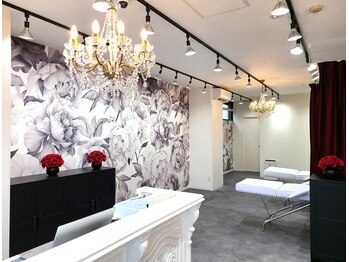 ミューズ 成田店(MUSE)/白と黒と赤を基調とした内装3