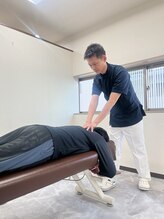 初めにしっかりと筋肉を揉みほぐし緩めていきます。