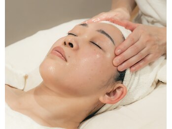 サロン ハナレ(salon HANARE)の写真/【老化肌・トラブル肌】寝落ち続出
オールハンドで肌本来の土台作り♪ハンド&ヘッド付き
