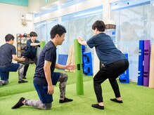 スターズ鍼灸整骨院 たまプラーザの雰囲気（隣にパーソナルジムも併設しており、トレーニングも受けられます）