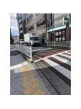 ヘイリーブロウ 枚方市駅前店/降りるとファミリーマートがある