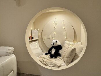 アウレル(AUREL)の写真/【ママさん御用達！個室キッズスペース完備☆】ママもまつげパーマ,アイブロウを♪お子様とご来店OK！