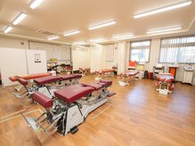 みかも鍼灸接骨院豊橋本院　肩こり/骨盤矯正/整体の雰囲気（広々とした院内にはベッド5台、矯正専用のトムソンベッド2台）