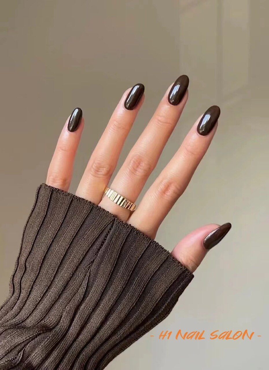 2026年冬トレンド】ブラック ワンカラー ハンドのネイルデザイン集