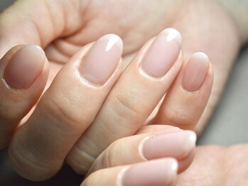 ファン ネイルサロン スクール(Fun)の写真/シンプルなのに惹かれる。“品とセンス”を感じる仕上がりで、周りと差のつく洗練された指先へ。