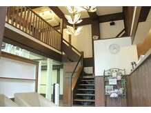 サインポスト 志木店(sign post)の雰囲気（木目調の落ち着いた施術空間）