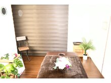 エムブルーム(m-bloom)の雰囲気（白とブラウンの完全個室空間（自宅サロンの為生活音あり））