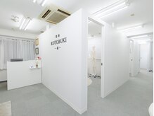 整体寿 川越院(KOTOBUKI)/白を基調とした院内