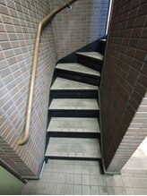 名のないサロン/階段のご案内