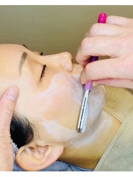 スリープ(Sleep)の写真/理容師によるシェービングで、透明感のある素肌へ
