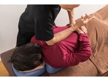 リラクゼーション ハル(リラクゼーション・HALU)/肩甲骨内側の肘の施術