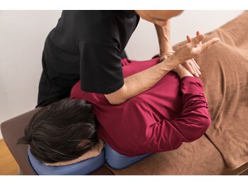 リラクゼーション ハル(リラクゼーション・HALU)/肩甲骨内側の肘の施術