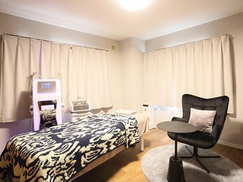 マロン(marron)/グレーを基調とした店内