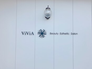 ヴィヴィア(ViViA)/目印のアイアン店舗サイン