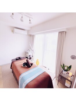 ポノ(Pono)/光が差し込むベッドルーム