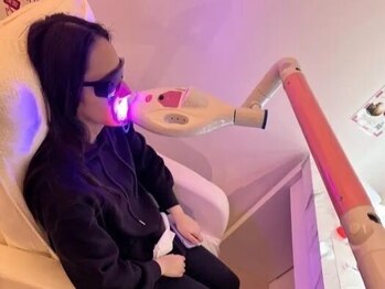 エクシアホワイトニング 四日市店の写真/お客様とスタッフの距離が近く仲良いのが自慢のお店★セルフホワイトニングで素敵な笑顔を演出しませんか♪