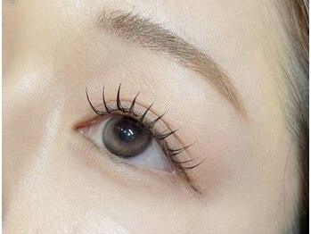 スリーアイ 梅田茶屋町店(THREE EYE)の写真/《梅田徒歩5分》フラットラッシュ120本!まつ毛の弱い方にも負担が少ないフラットラッシュを丁寧に装着