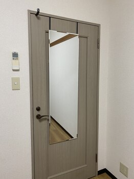 カーロ(CARO)/施術ルーム【姿見】