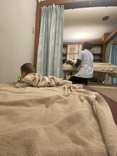 子育てママの整体サロン/施術中のお子様の様子