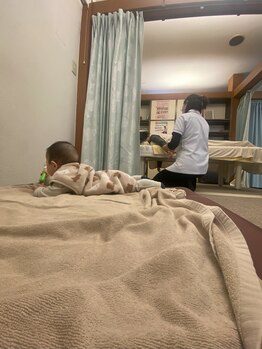 子育てママの整体サロン/施術中のお子様の様子