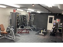 エムビーエルフィットネス 本陣亀島店(MBL.fitness)の雰囲気（ゆとりのあるジムスペース◎更衣室・化粧室・洗面台完備◎）