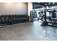 MFC GYM YOU’phoria　千種/パーソナルトレーニングジム/ダイエット/姿勢改善の雰囲気（様々なトレーニングツールを使用できるファンクショナルエリア）