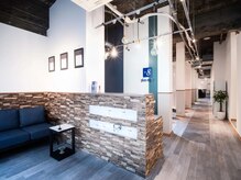 プラスエイト 池袋店の雰囲気（居心地と快適さを追求した上質で落ち着く空間[眉毛/メンズ]）