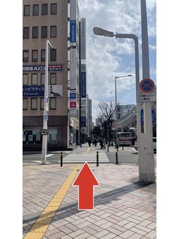 ミルズ 小倉店(MillS)/横断歩道を渡る