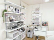 ネイルルーム ミズ(M’s)の雰囲気（持ち込みデザイン大歓迎★カラーを眺め、パーツを眺め癒されます）