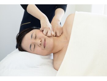 【毛穴・たるみ・シミ】エイジレスクリニーク 直方店の写真/【年齢サイン”たるみ・ほうれい線”に特化】輪郭のもたつきに徹底アプローチ＊未来のためのエイジングケア