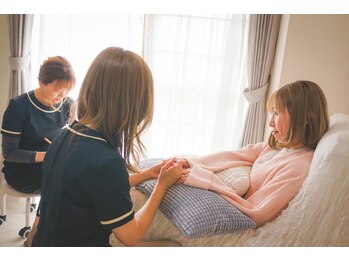 アイリス ビューティーサロン(iRiS Beayty salon)の写真/ネイルも眉も一度に。忙しい女性の“時短美容”