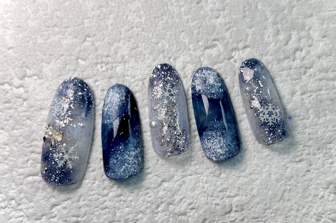 2025年-2026年冬トレンド】ニュアンス ネイビーのネイルデザイン集