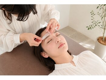 アイドット 旭川店(i.)の写真/≪美眉アイブロウ+フルフェイスWAX1回￥8800≫顔全体をケアして明るい印象と憧れすっぴん美人のツヤ肌に!!