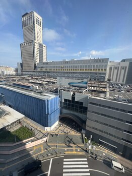 サロンから見える札幌駅の風景