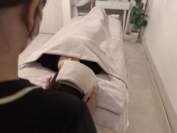 アンソレイユ(ensoleille)/施術中はホットアイパックを使用