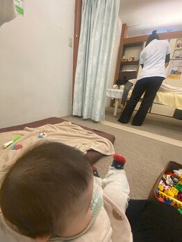 子育てママの整体サロン/施術中のお子様の様子