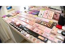 ユイル(YU1L)の雰囲気（圧巻のメイク用品が並んだメイク台で施術♪）