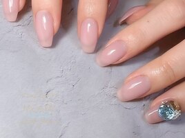 ビジューが映えるシンプルネイル