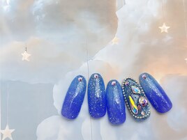 たっぷりパーツでビジューネイル