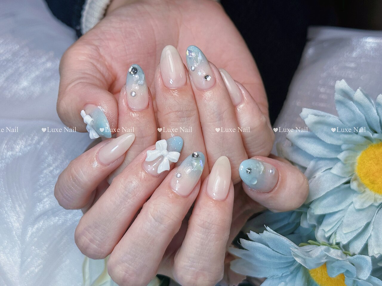2025年-2026年冬トレンド】ブルー リボン ハンドのネイルデザイン集