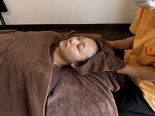 美顔鍼と首肩リンパ施術中