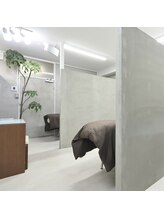 【半個室】周りが気にならないマンツーマン施術。心からリラックスできる時間を